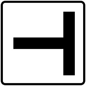 Dodatková tabuľka P 12 - Tvar križovatky - vyznačuje len cesty rovnakého významu. Cesta, po ktorej sa ku križovatke prichádza, je vyznačená čiarou vychádzajúcou od spodného okraja dodatkovej tabuľky s tvarom križovatky v smere jazdy vodiča.