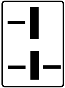 Dodatková tabuľka P 15 - Tvar dvoch križovatiek - vyznačujú skutočný geometrický tvar križovatky, pričom hlavná cesta je vyznačená čiarou dvojnásobnej šírky ako čiara vyznačujúca vedľajšie cesty.