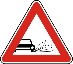 Značka A 11 - Odletujúci štrk - upozorňuje na miesto alebo úsek vozovky, na ktorom sa dá predpokladať zvýšené riziko odletujúceho štrku spod kolies vozidiel.