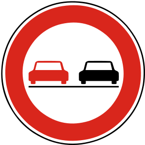 Značka B 29a - Zákaz predchádzania - zakazuje vodičovi predchádzať motorové vozidlo vľavo; motocykel bez postranného vozíka možno predchádzať.