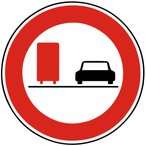 Značka B 30a - Zákaz predchádzania pre nákladné automobily - zakazuje vodičovi nákladného automobilu s najväčšou prípustnou celkovou hmotnosťou prevyšujúcou 3 500 kg predchádzať motorové vozidlo vľavo; motocykel bez postranného vozíka možno predchádzať.