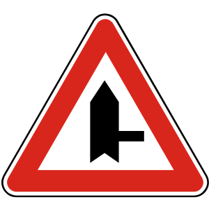 Značka P 6 - Križovatka s vedľajšou cestou - sa používa mimo obce a možno ju použiť namiesto značky P5, pričom upozorňuje na križovatku s vedľajšou cestou pripojenou sprava pod určitým stupňom a označuje hlavnú cestu; na označenie hlavnej cesty s vedľajšou cestou zľava je jej symbol obrátený.