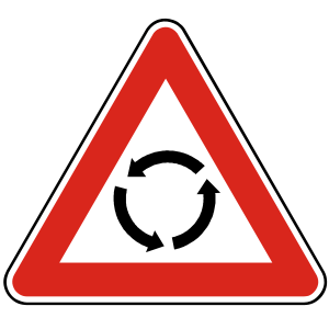Značka P 7 - Križovatka s kruhovým objazdom - upozorňuje vopred ako značka predbežná na kruhový objazd, ktorý je označený značkou Kruhový objazd - C7.