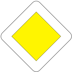 Značka P 8 - Hlavná cesta - upozorňuje najmä v obci na križovatku s vedľajšou cestou a označuje hlavnú cestu. Používa sa v kombinácii najmä s príslušnou dodatkovou tabuľkou s tvarom križovatky Tvar križovatky P13 až P15.