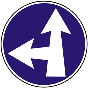 Značka C 4c - Prikázaný smer jazdy -  prikazujú smer jazdy len v smere, ktorým šípky vyobrazené na príslušnej značke ukazujú, čím je zároveň vyjadrený zákaz jazdy iným smerom. Značky C1 až C4c sa používajú najmä pred križovatkou.