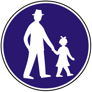 Značka C 9 - Cestička pre chodcov - prikazuje chodcom použiť v predmetnom smere takto označenú cestičku alebo pruh. Iným účastníkom cestnej premávky je používanie cestičky alebo pruhu zakázané.