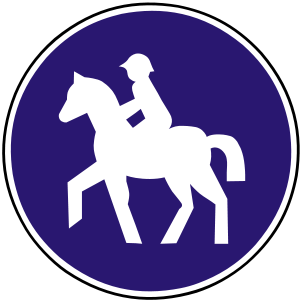 Značka C 11 - Cestička pre jazdcov na koňoch - prikazuje jazdcom na koňoch použiť v predmetnom smere takto označenú cestičku alebo pruh. Iným účastníkom cestnej premávky je používanie cestičky alebo pruhu zakázané; zákaz sa nevzťahuje na osoby vedúce koňa za uzdu alebo vodidlo.