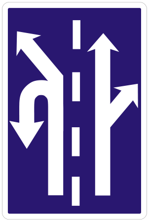 Značka C 25 - Radenie jazdných pruhov pred križovatkou - označuje spôsob radenia do jazdných pruhov a určený smer jazdy cez križovatku v súlade s príslušnými vodorovnými značkami a zodpovedá skutočnej dopravnej situácii na ceste; značkou možno vyznačiť, kde platí povolené otáčanie vozidiel v priestore riadenej križovatky. V prípade potreby možno značku doplniť príslušným symbolom značky zo skupiny zákazových alebo príkazových značiek.