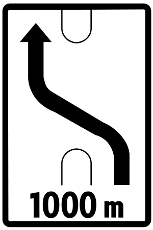 Značka C 26 - Zmena smeru jazdy - vopred informuje o zmene smeru jazdy do protismeru na smerovo rozdelenej ceste alebo do pôvodného smeru jazdy, ak je symbol šípky na značke obrátený. Na značke je vyznačená skutočná zmena smeru jazdy, počet jazdných pruhov a vzdialenosť k miestu zmeny smeru jazdy.